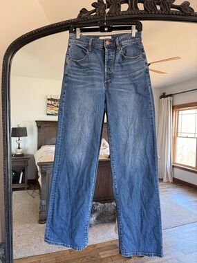 Evereve Wide-Leg High-Rise Jeans in Medium Blue Wash